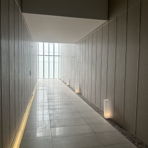 チャペルから披露宴会場に行くまでの回廊。|774025さんの岐阜モノリスの写真(2553329)