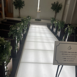 下からライトで照らされ、ドレスが綺麗に見える