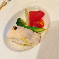 最後に、美味しいお出汁をかけて完成するお魚料理