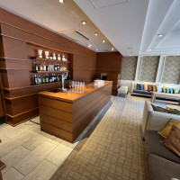 親族待合室。当日はカウンターにウェルカムドリンクなどもあり。