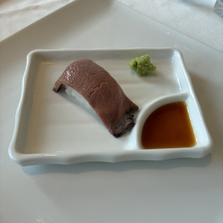 お試しで頂いた肉寿司です。