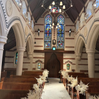 チャペル内部のステンドグラスが綺麗です。