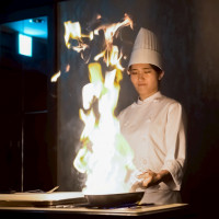 メイン料理のフランベのパフォーマンス