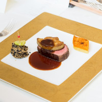 メインのステーキ　フォアグラのせ