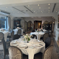 縦長のガーデンに面している披露宴会場