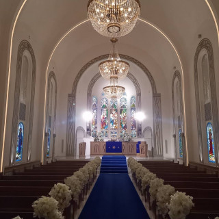 チャペル
青いバージンロードとステンドグラス