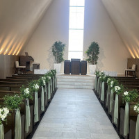 シンプルでまとまった自然光がさすチャペル