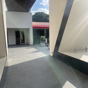 日差しが差し込むと暖かみを感じる通路|774110さんのブリーズレイ・プライベートテラスの写真(2556127)