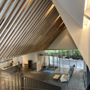 階段の上から撮った写真なのですが、美術館のような室内です。|774146さんのMIRAIE Wedding(ミライエウエディング)の写真(2552317)