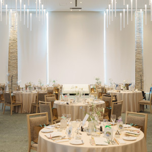 白を基調とした素敵な披露宴会場でした|774147さんの四季の丘 seasons withの写真(2552356)