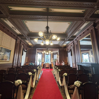 2つの大きなシャンデリアが美しいチャペルです。