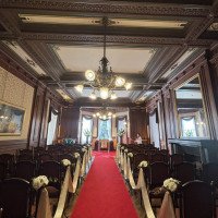 2つの大きなシャンデリアが美しいチャペルです。