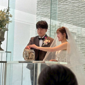 最後は自分たちでジェンガを入れて完成|774157さんのアクアテラス迎賓館(大津)/テイクアンドギヴ・ニーズウェディングの写真(2552498)