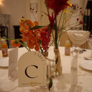 お花もテーブルナンバーもいいかんじ？|774157さんのアクアテラス迎賓館（大津）/テイクアンドギヴ・ニーズウェディングの写真(2552484)