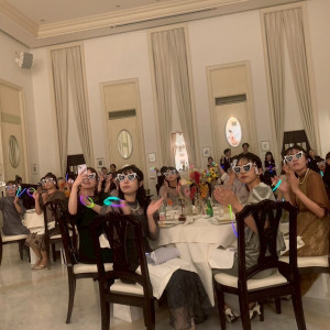 席札のサングラスと光るスティックのペンライトで入場|774157さんのアクアテラス迎賓館（大津）/テイクアンドギヴ・ニーズウェディングの写真(2552489)