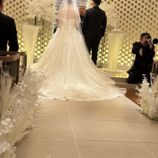 白を基調としたチャペルで上品。100名程度の人数が収容可能