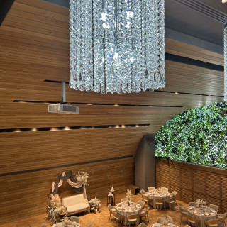 階段上からみた披露宴会場