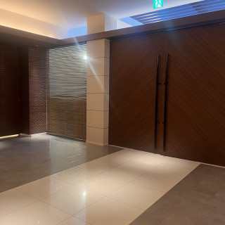 チャペルと室内大階段の繋ぐ扉