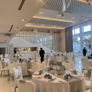 白を基調とした披露宴会場