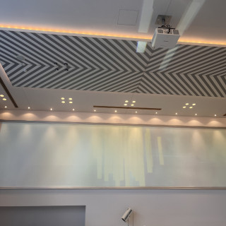 白を基調とした披露宴会場