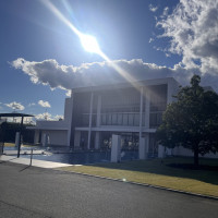 県内一の大きさのプールがある正面入り口