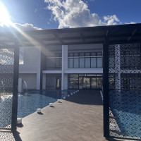 入り口。両サイドにプール