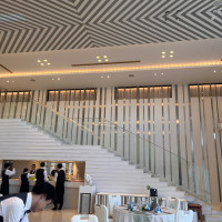 白を基調とした披露宴会場。階段を使った演出も可能