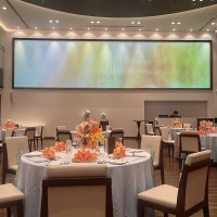 茶色を基調とした披露宴会場