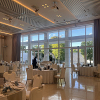 白を基調とした披露宴会場