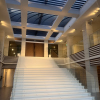 チャペルが2階にあり、フラワーシャワーができる室内階段