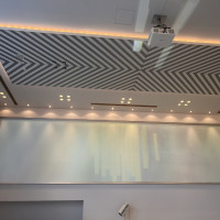 白を基調とした披露宴会場