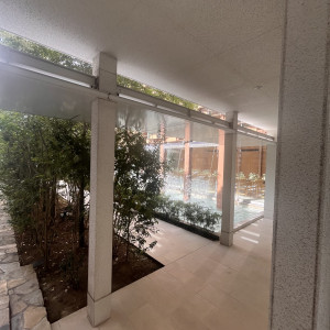 新婦とそのお母さんが挙式前に歩く道|774232さんのアーセンティア迎賓館(高崎)/テイクアンドギヴ・ニーズウェディングの写真(2555126)