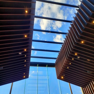 チャペルの天井、青空が広がる