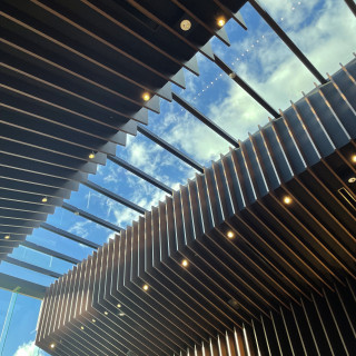 チャペルの天井、青空が広がる