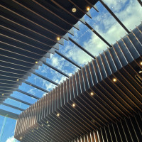 チャペルの天井、青空が広がる