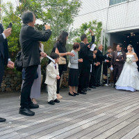 テラスに出てフラワーシャワー、ぬいぐるみトスと写真撮影