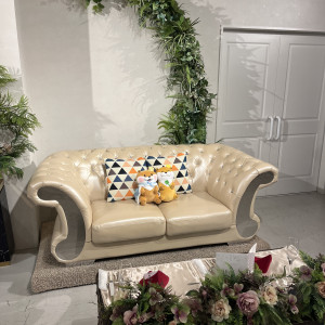 新郎新婦が座るソファー
(待機中のぬいぐるみは自前)|774268さんのDream-Wall 小山（ドリームウォール）の写真(2553155)