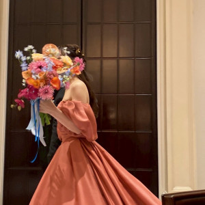 カラードレスとブーケ|774302さんのベイサイド迎賓館（神戸）/テイクアンドギヴ・ニーズウェディングの写真(2553452)