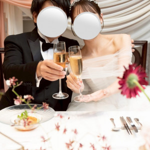 新郎新婦乾杯|774302さんのベイサイド迎賓館（神戸）/テイクアンドギヴ・ニーズウェディングの写真(2553412)