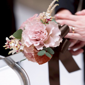 ケーキナイフ装花|774302さんのベイサイド迎賓館（神戸）/テイクアンドギヴ・ニーズウェディングの写真(2553413)