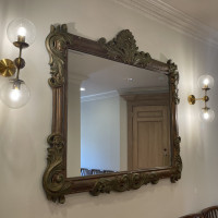 ロビーにある豪華なミラーです。アレンジさせてもらえます。