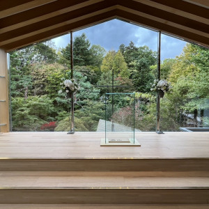 緑と自然光が入る挙式会場|774314さんのエルムガーデンの写真(2553547)