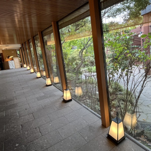 ウェルカムスペースから挙式、披露宴会場へ移動する趣のある廊下|774314さんのエルムガーデンの写真(2553548)