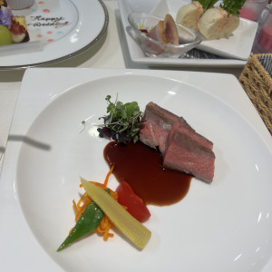 式後にメインのお肉とデザートが食べられました♡|774318さんのルーデンス立川ウエディングガーデンの写真(2555222)