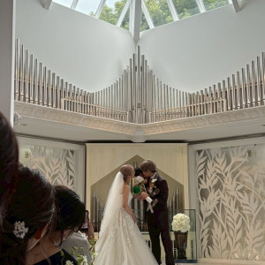 天井のガラスから自然光が入って神聖な雰囲気でした◎|774318さんのルーデンス立川ウエディングガーデンの写真(2555218)