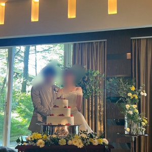 ウェディングケーキ入刀|774325さんの旧軽井沢礼拝堂 旧軽井沢ホテル音羽ノ森の写真(2553610)