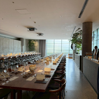 長机とバーカウンター