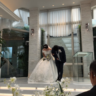 挙式後の一礼をしている様子