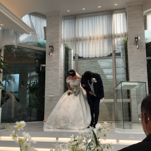 挙式後の一礼をしている様子|774347さんのアルカンシエル南青山(アルカンシエルグループ)の写真(2553697)