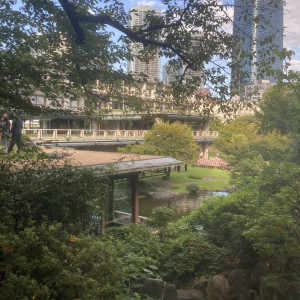 左端にある空中庭園から新郎新婦は登場することもできるそうです|774396さんの国際文化会館(International House of Japan)の写真(2556201)